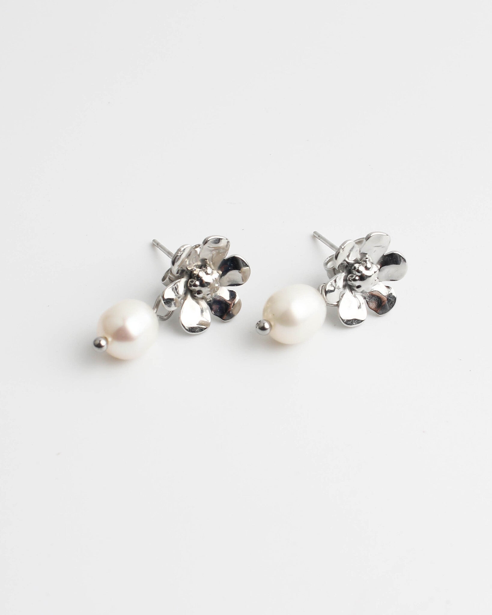 Pearl & Daisy - Studs - Earrings - Stainless Steel